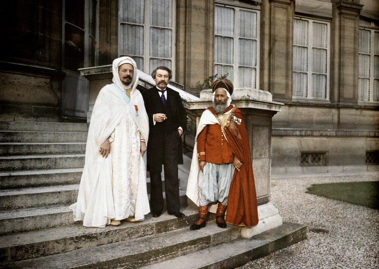 Negotiations about the independence of the colonies: two leaders of the Muslim delegation and Aristide Briand, President and Minister of Foreign Affairs, in front of the Ministry of Foreign Affairs by Albert Samama Chikli