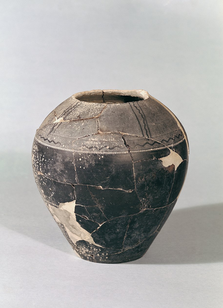 Engobe vase decorated with undulating lines, Tene III by Celtic