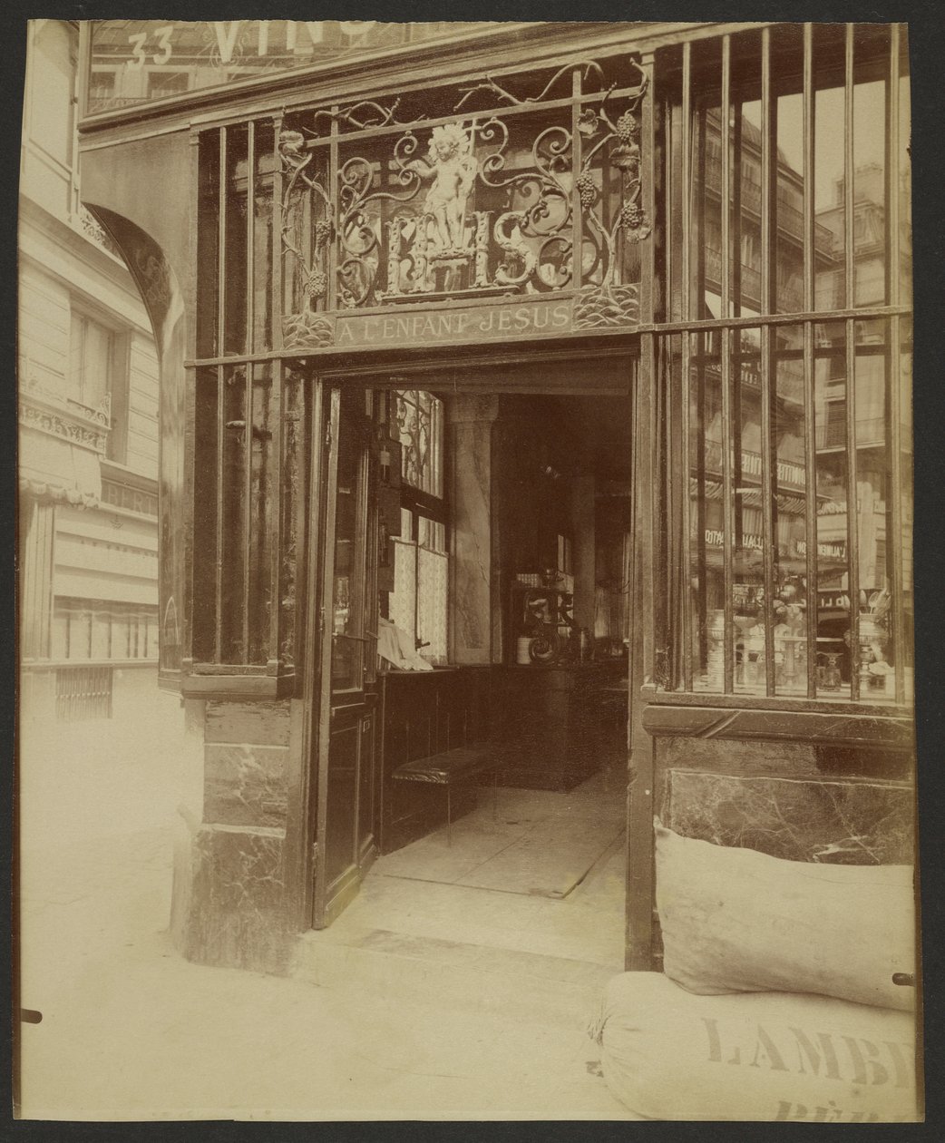 33 Rue des Bourdonnais by Eugène Atget
