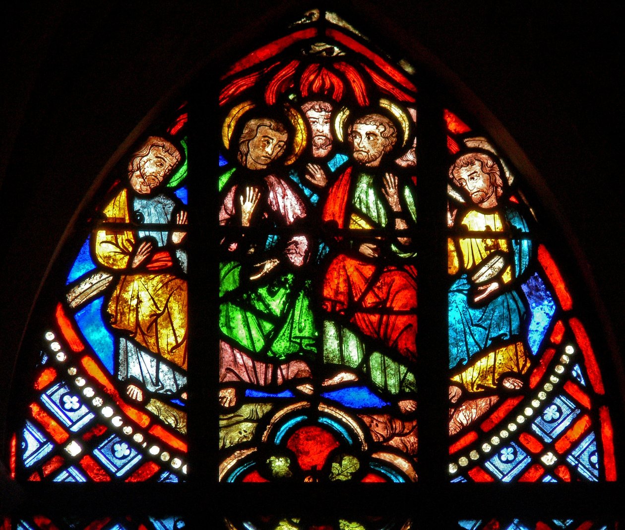 Window w0 depicting Pentecost: Virgin and four Apostles by French School