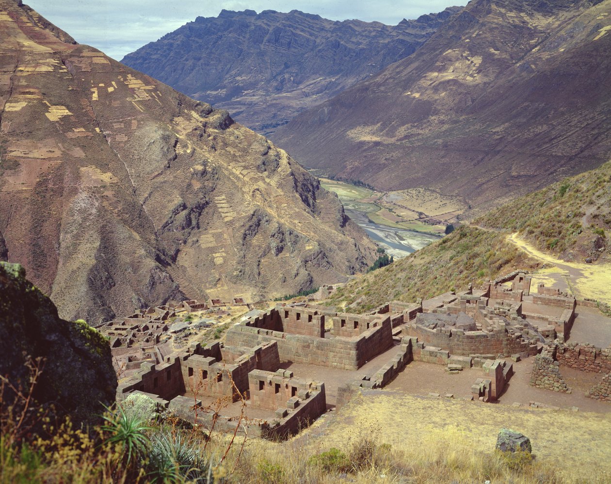 Temple buildings and Intihuatana by Incan