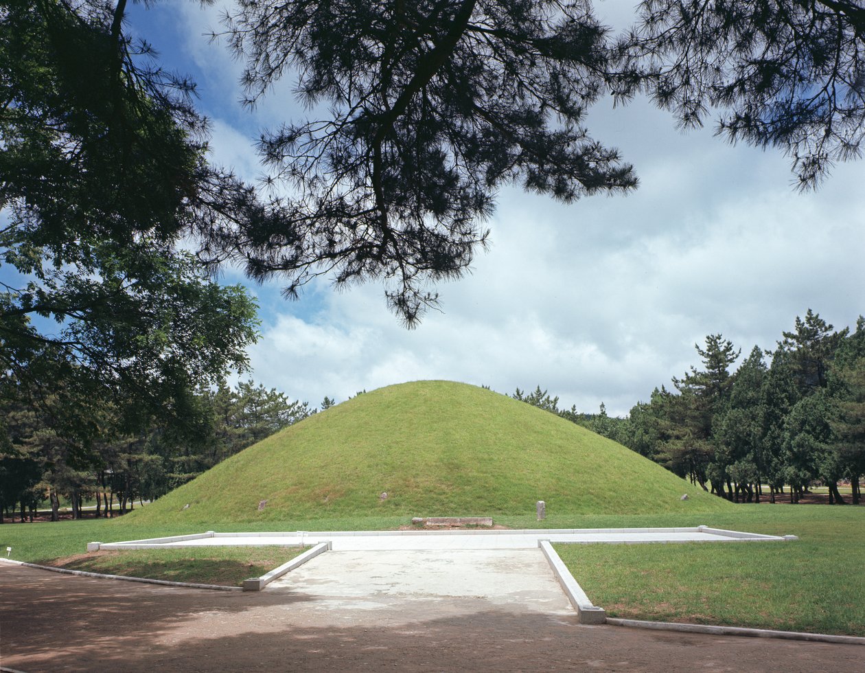 Tumulus of King Muryong by Korean School
