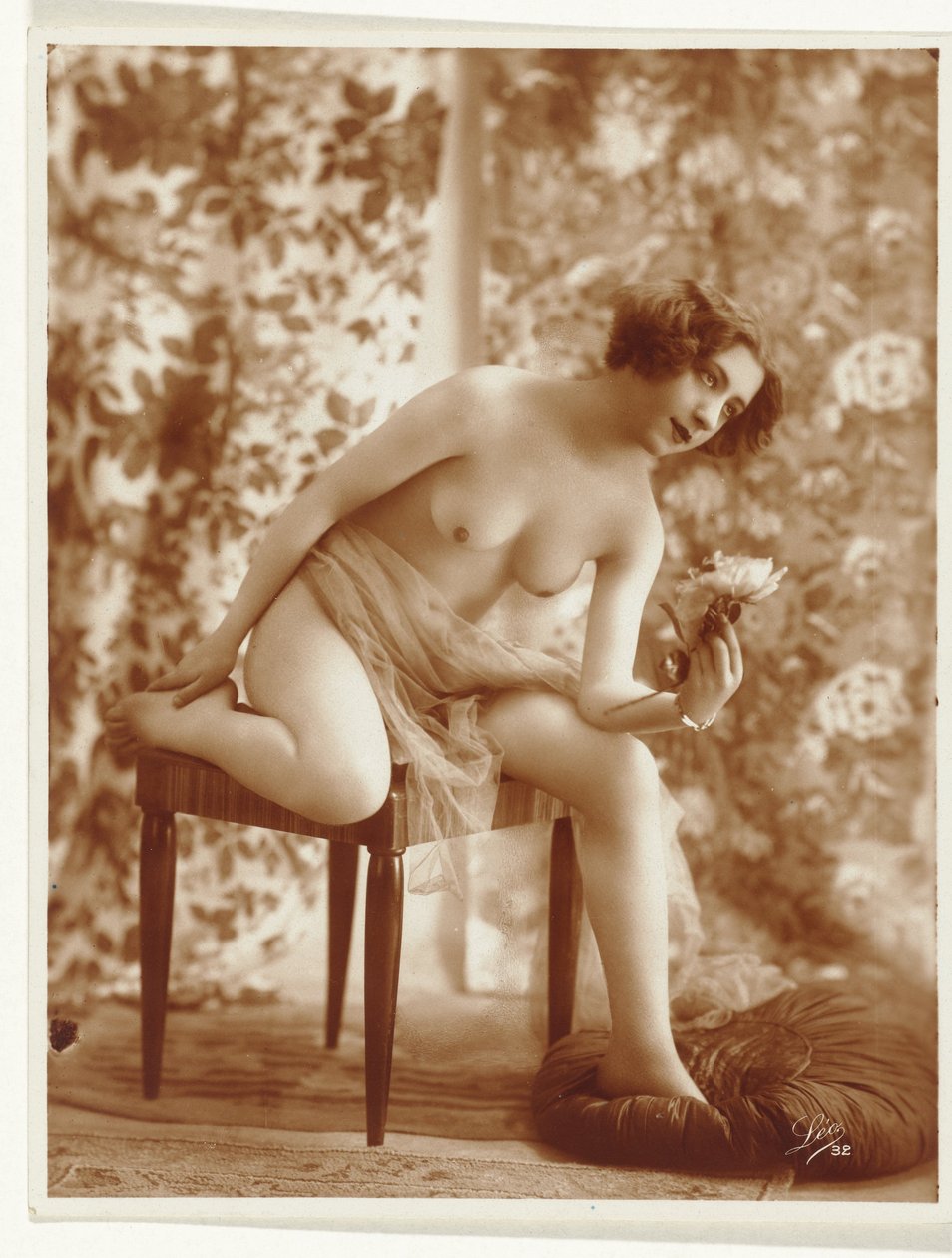 Female Nude with Flower by Léo