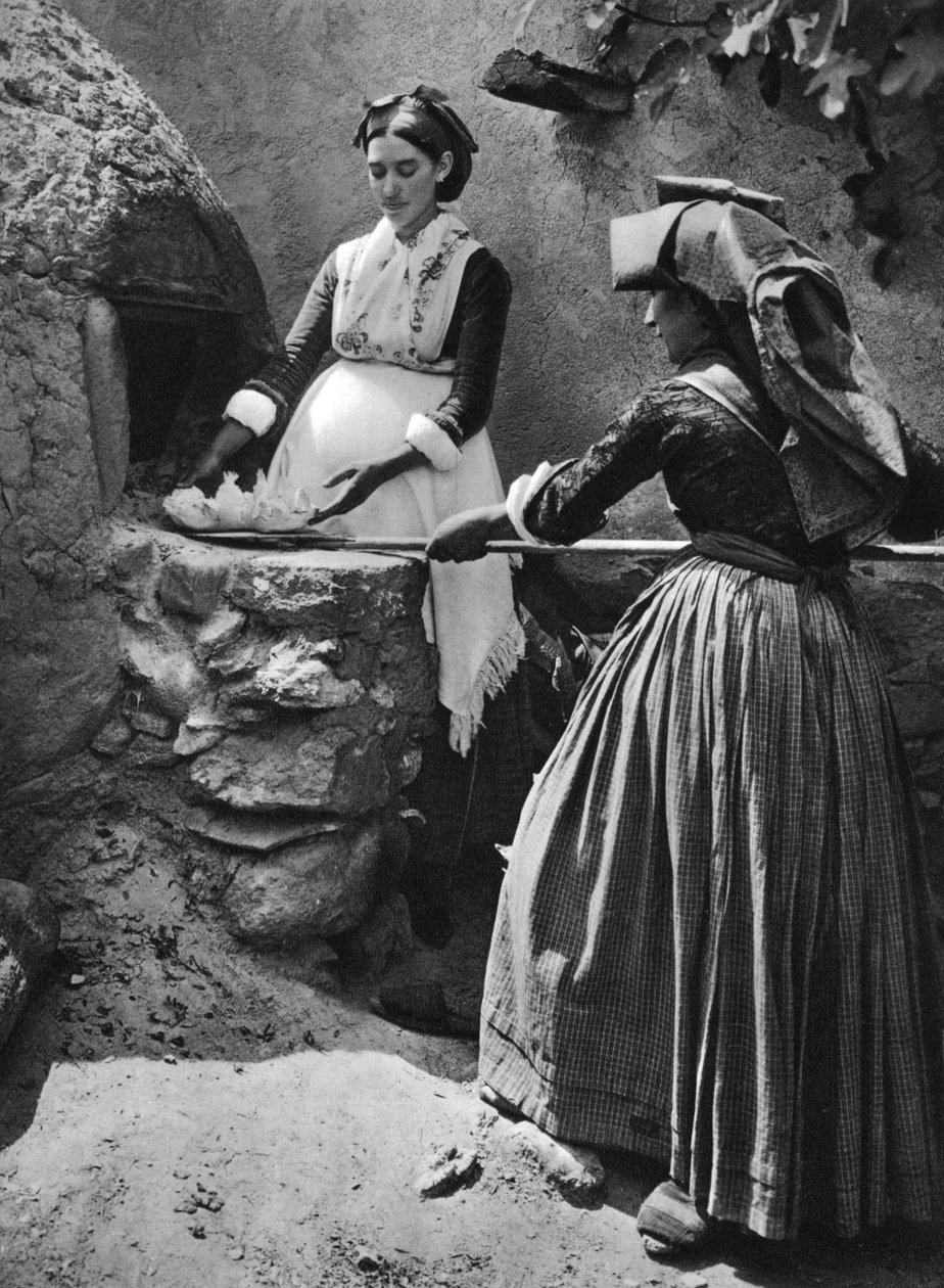 Women at the oven, Sardinia, Italy, 1937 by Martin Hurlimann
