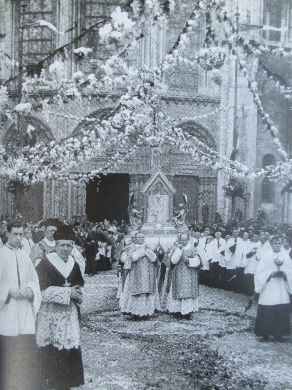 Procession of the Veil of the Virgin in front of the Royal Portal of the Cathedral of Notre-Dame de Chartres by Thomon