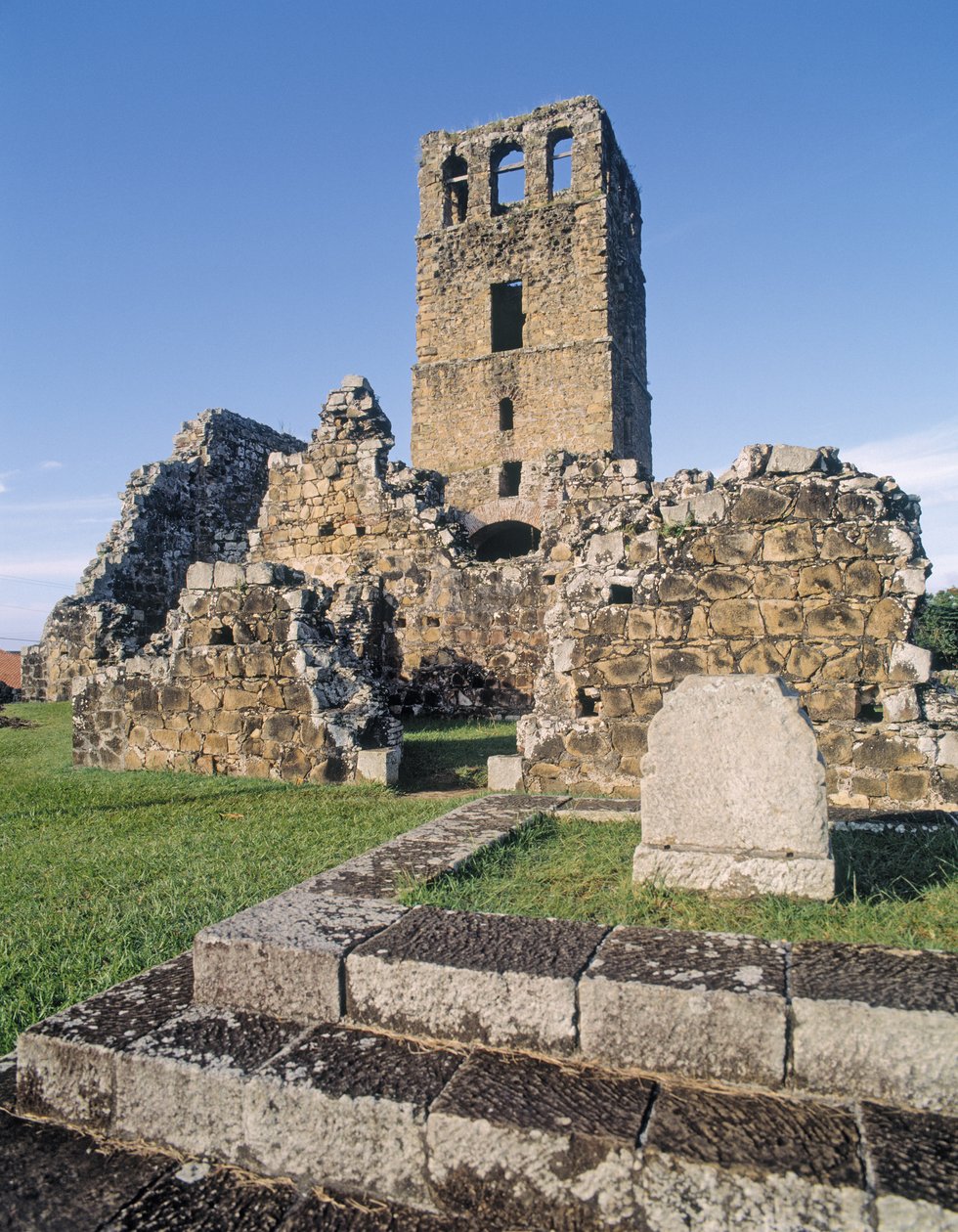 The cathedral ruins by Unbekannt Unbekannt