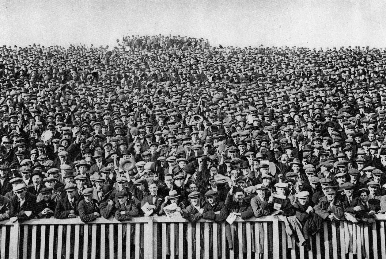 A Saturday winter football crowd, London by Unbekannt