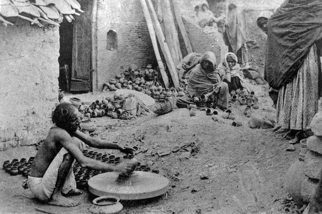 A potter at work, India by Unbekannt