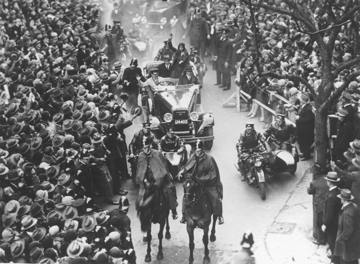 Amy Johnson being driven through crowded streets, Melbourne by Unbekannt