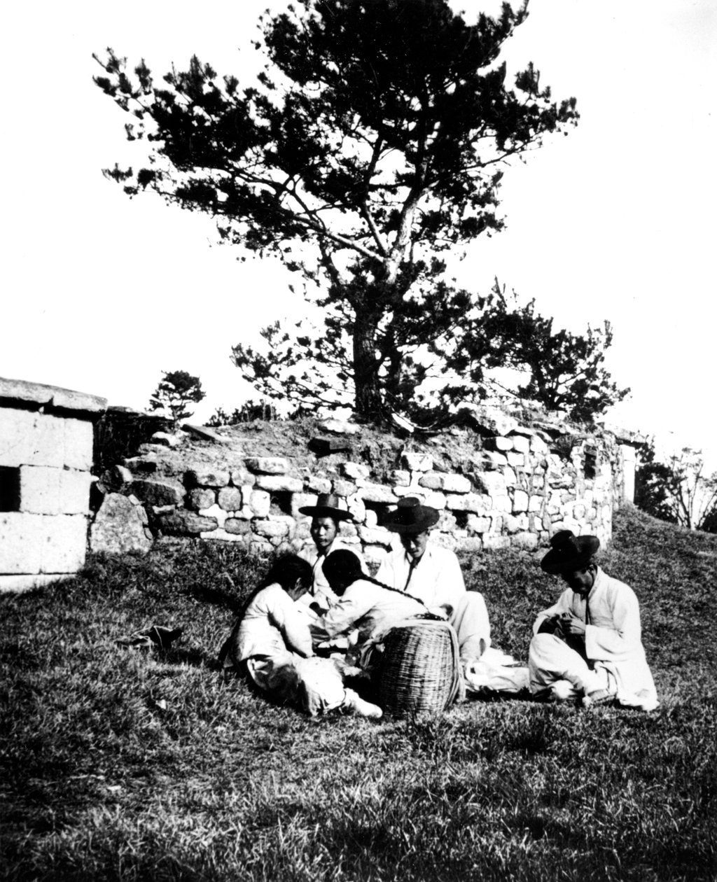 Family enjoying a picnic, Korea, 1900 by Unbekannt