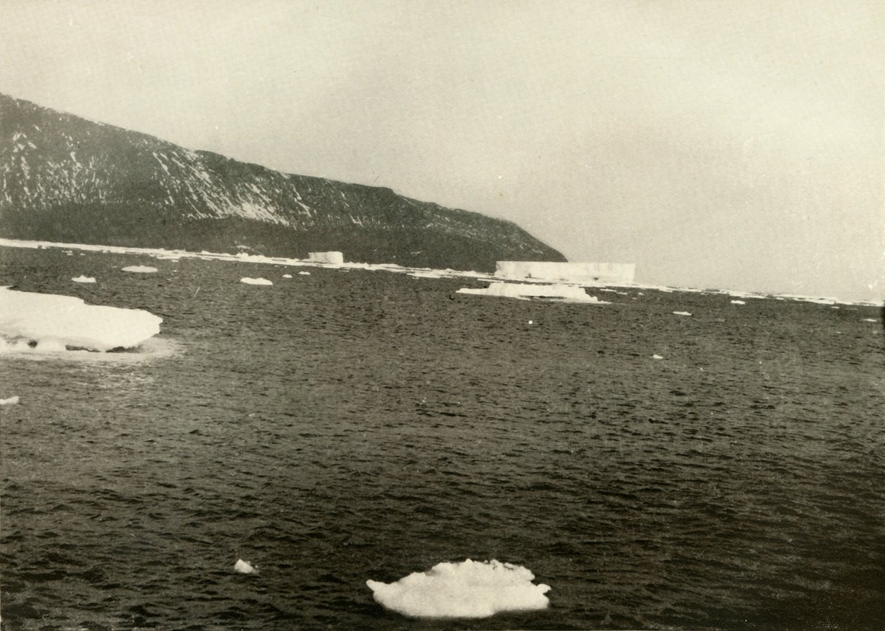 Floating Ice off Cape Adare, c1908 by Unbekannt