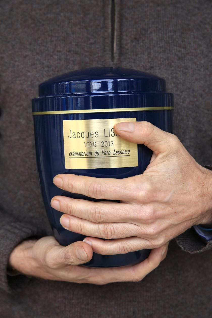 Funeral urn, Paris, France by Unbekannt