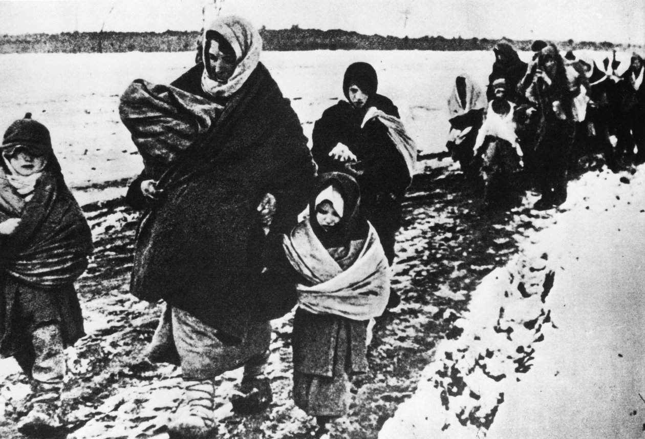 Homeless Refugee Women and Children, Russia by Unbekannt