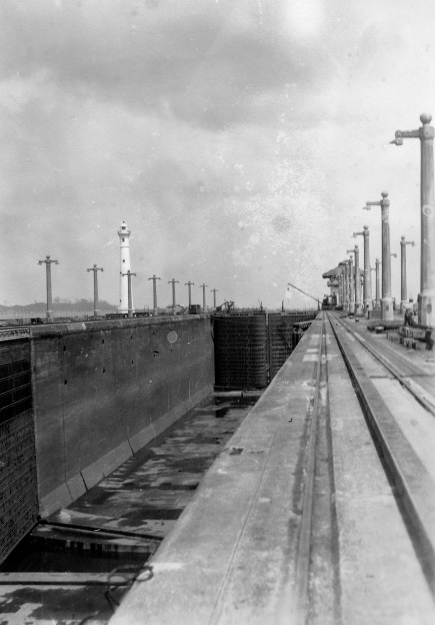 Lock on the Panama Canal by Unbekannt