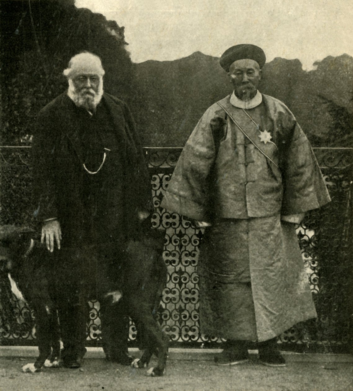 Lord Salisbury and Li Hung Chang by Unbekannt