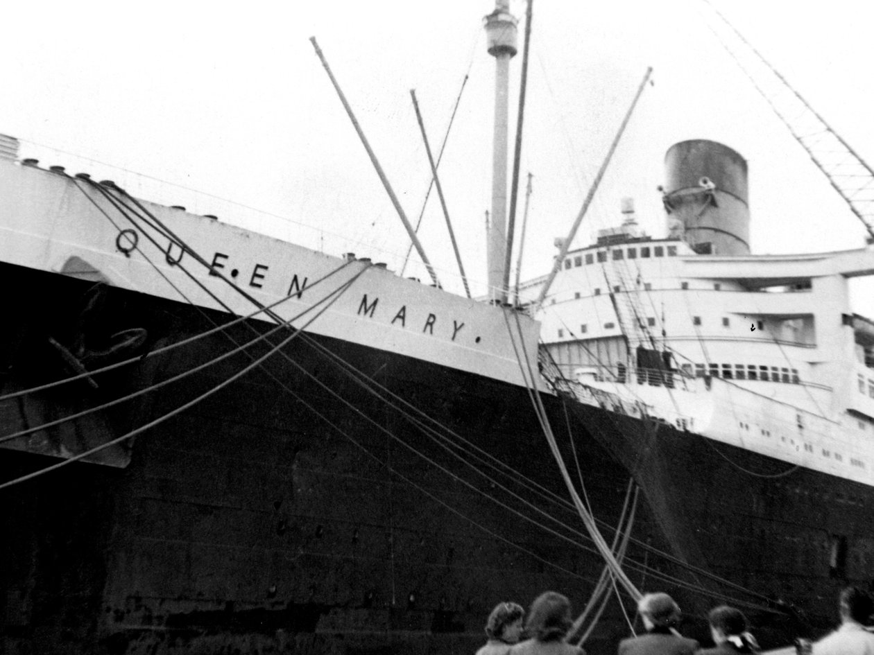 Ocean Liner RMS Queen Mary by Unbekannt