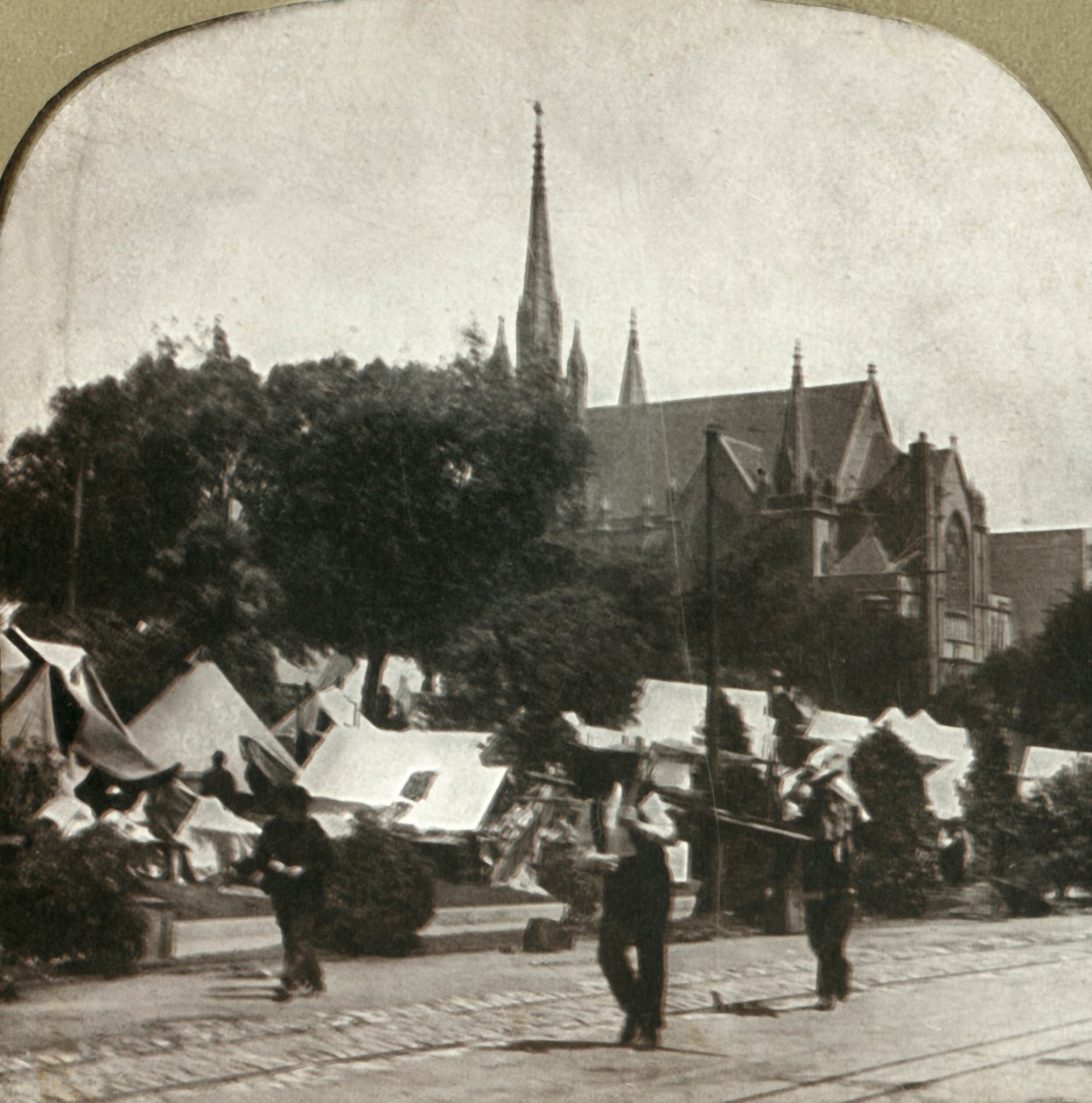 Refugees camp in Jefferson Square, 1906 by Unbekannt