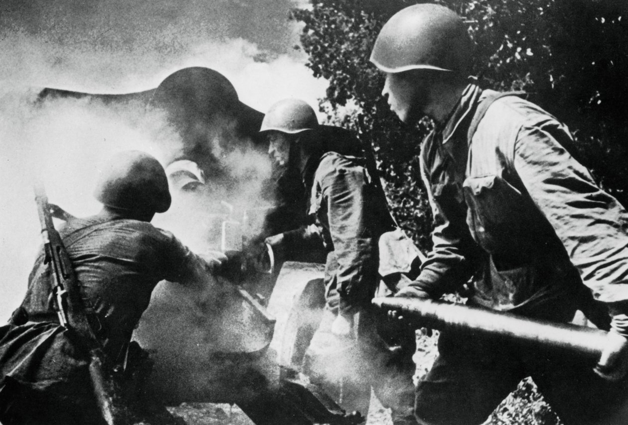 Russian artillery in action, Eastern Front by Unbekannt