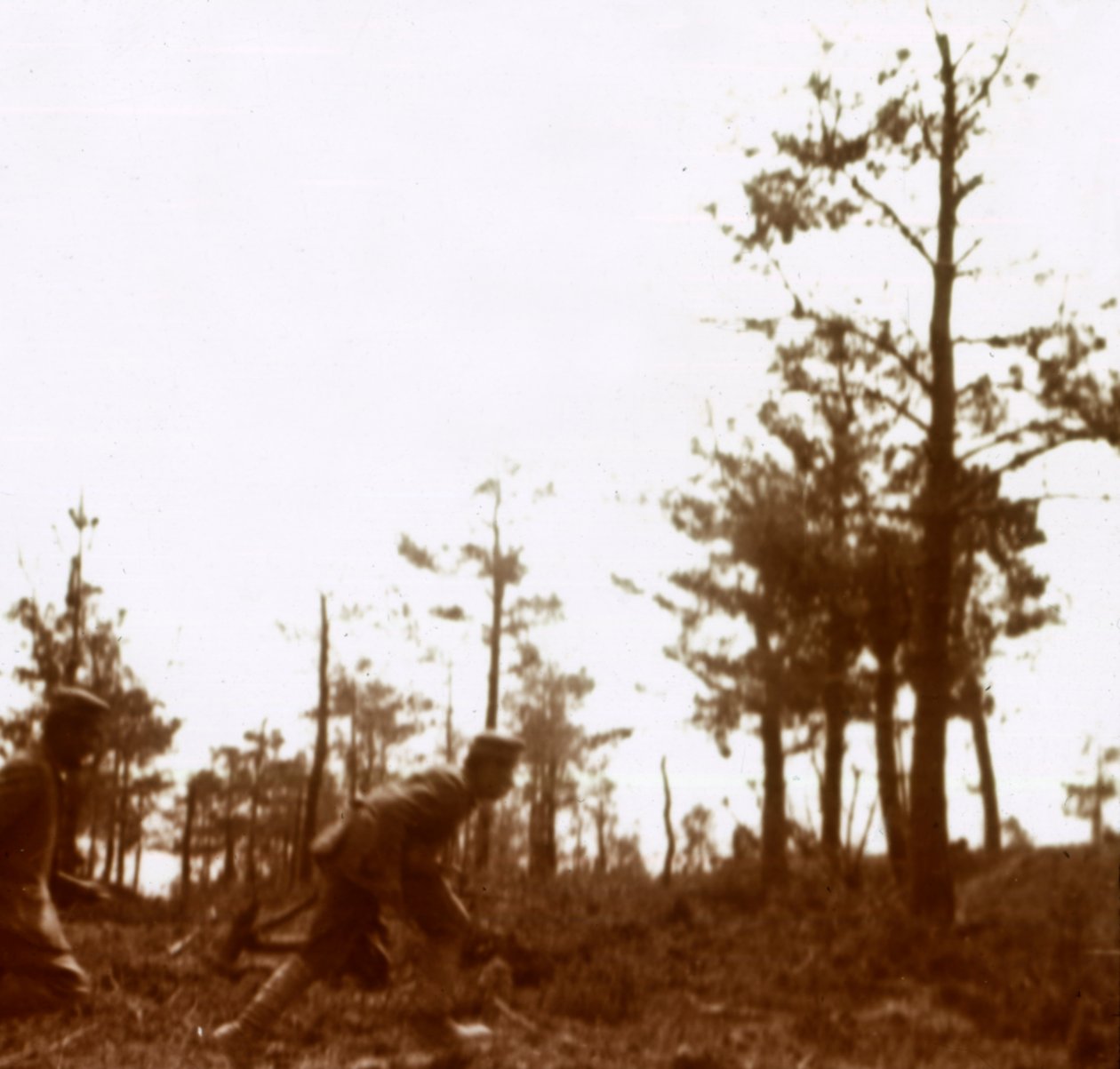 Soldiers running on the battlefield, c1914-c1918 by Unbekannt