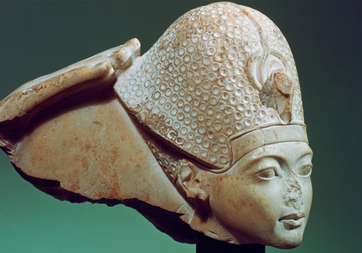 Tutankhamun wearing the Blue Crown by Unbekannt