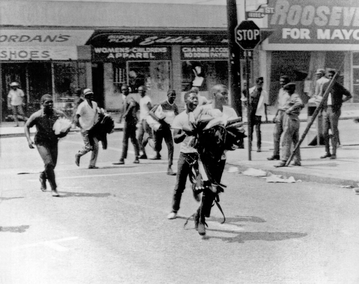 1965 Watts Riot Looting by Unbekannt Unbekannt