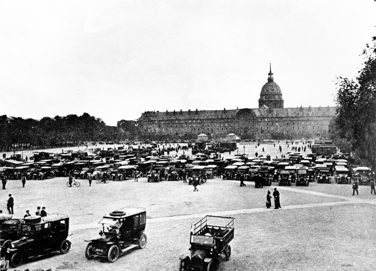 The Taxis of the Marne assembled at the Invalides, Paris in readiness for their departure to transport troops to the First Battle of the Marne, September, 1914 by Unbekannt Unbekannt