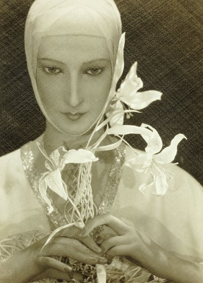 Advertisement for Elizabeth Arden, out-take by Adolf de Meyer
