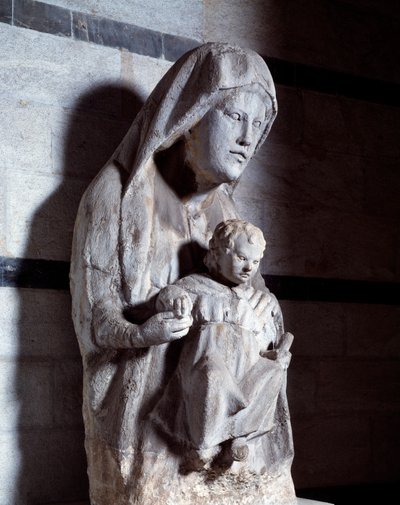 Virgin with child by Giovanni Pisano