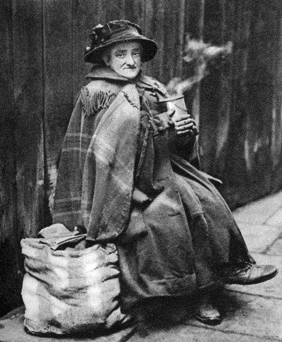Old woman, back of Fleet Street, London, 1926-1927 by Hoppe