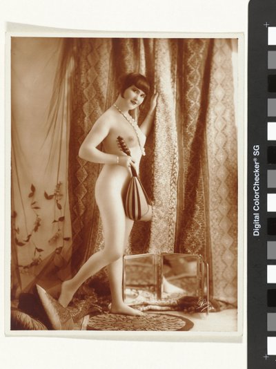 Standing Female Nude by Léo