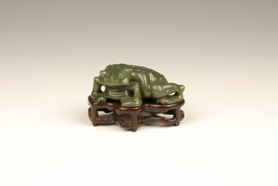 Toad statuette (jade) by Qing Dynasty Chinese School