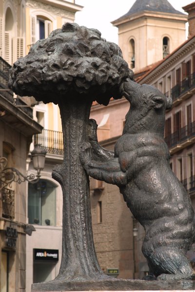 The Bear and the Strawberry Tree by School Spanish