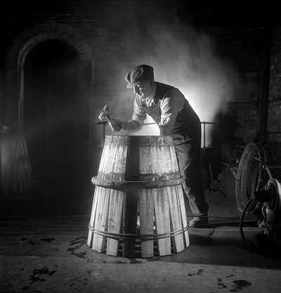 A cooper ropes barrels by Unbekannt