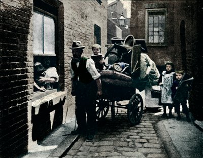A move in Slumopolis, London, c1901 by Unbekannt