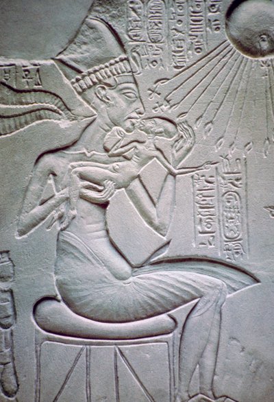 Akhenaten holding one of his daughters by Unbekannt