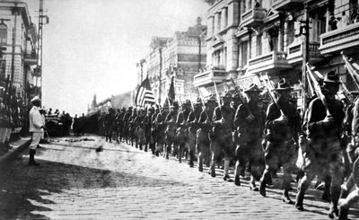 American Troops Parading in Vladivostok, Russia, 1918 by Unbekannt