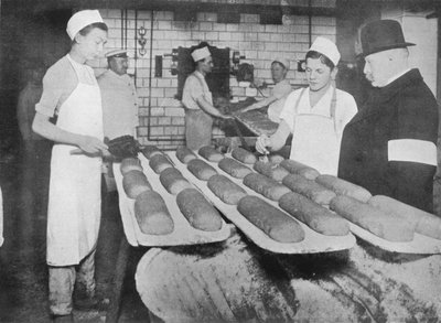 An inspector visiting a Berlin bakery, 1915 by Unbekannt