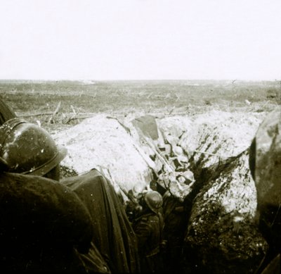 Anti-aircraft firing, front line, c1914-c1918 by Unbekannt