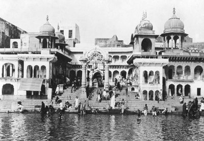 Bathing ghat on the Yamuna River, Muttra, 1917 by Unbekannt