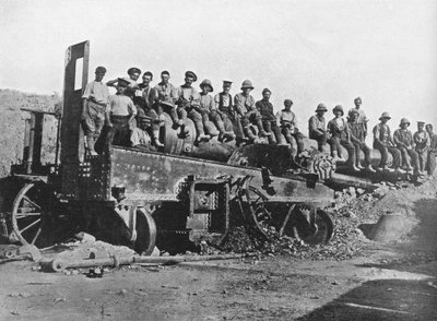 British Soldiers on a Wrecked Turkish Gun, 1915 by Unbekannt