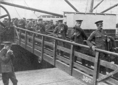 British troops disembarking in France, 7 August 1914 by Unbekannt