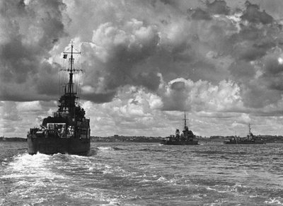 British warships entering Sydney harbour, Australia, 1945 by Unbekannt
