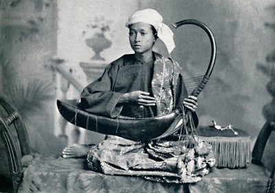 Burmese Harp Player, 1902 by Unbekannt