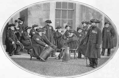 Chelsea Pensioners with black jacks, London, c1901 by Unbekannt