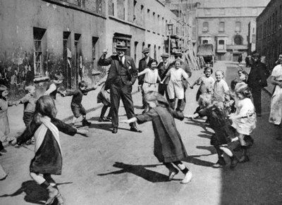 Children Dancing in the Street, London, 1926-1927 by Unbekannt