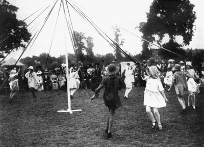 Children dancing round a maypole, 1926 by Unbekannt