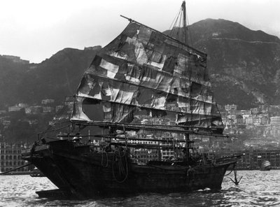 Chinese boat in a harbour by Unbekannt