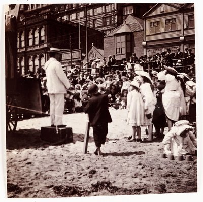Crowd watching a beach entertainer, c 1905 by Unbekannt