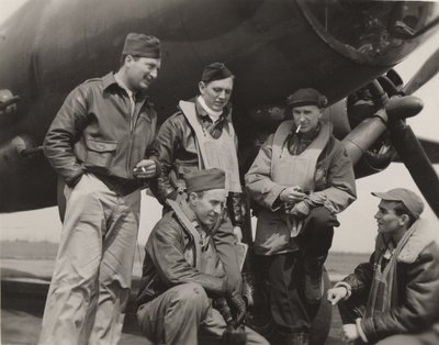 Ernie Pyle with a Bomber Crew by Unbekannt