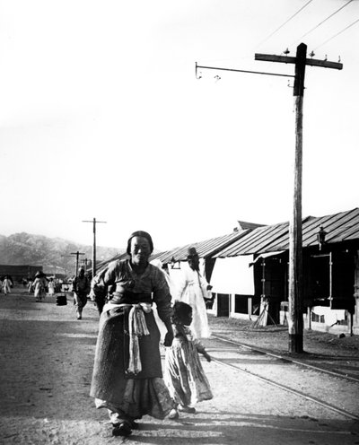 Father and child, Seoul, Korea by Unbekannt